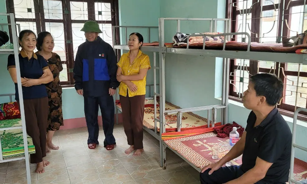 Trong đợt mưa lớn vừa qua, nhiều hộ dân sinh sống dưới chân khu vực đồi cây Sường cũng được di dời đến nơi ở tạm an toàn. Ảnh: T.C z5863431597181_47915f70f0a211683f338c531d0f79e6.jpg
