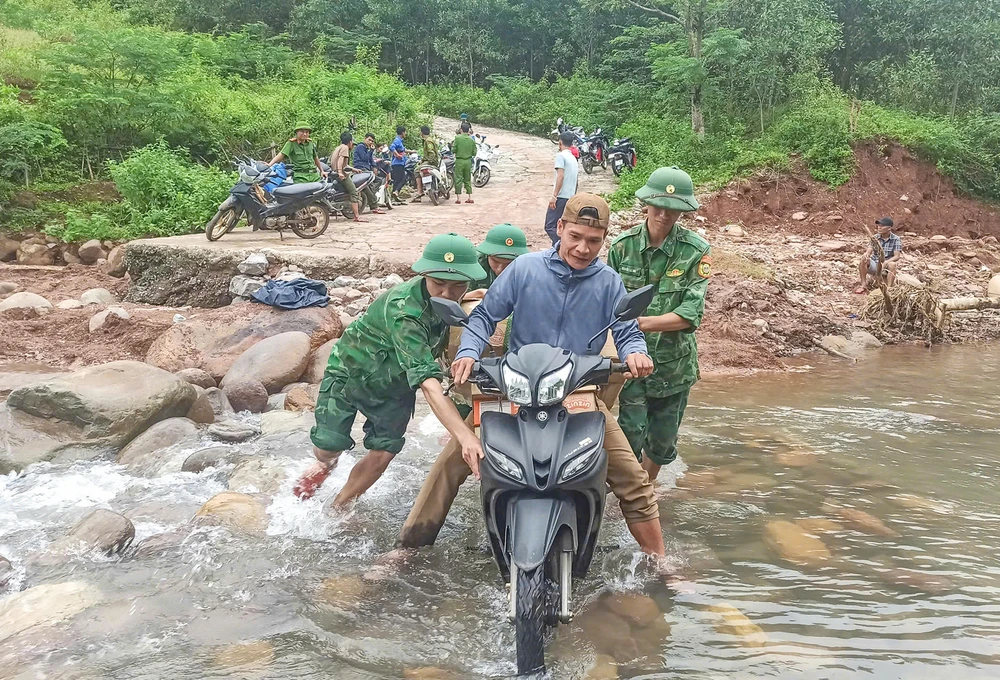 bo-doi-bien-phong-khac-phuc-ngam-tran-sat-lo-o-quang-binh (2).jpg
