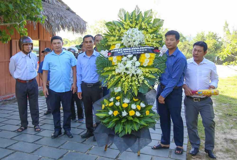 Nhiều cơ quan, đoàn thể, lãnh đạo địa phương tại Quảng Bình đã đến dâng hương, hoa, kính viếng Phó Giáo sư Đặng Bích Hà. Ảnh: B.T 2.jpg