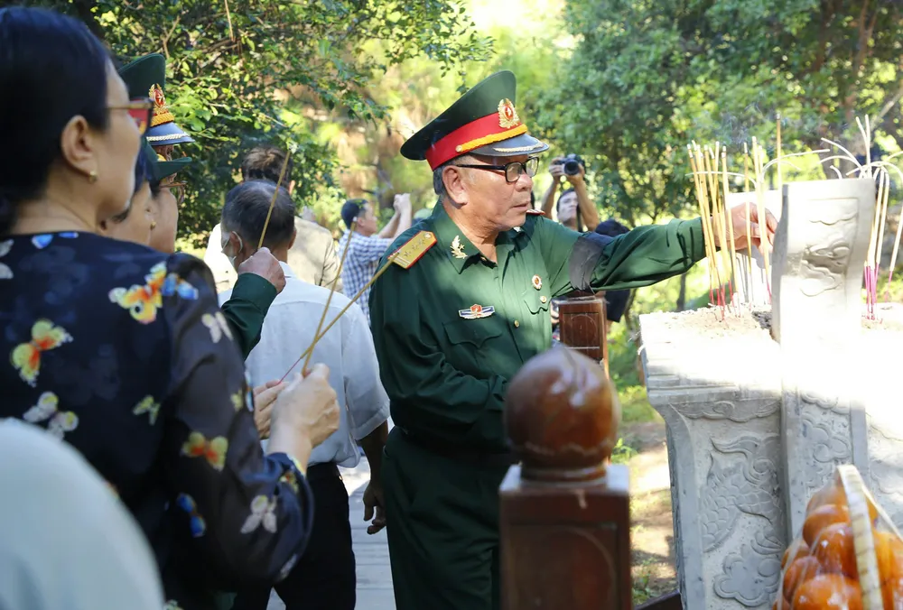 Nhiều người dân, cựu chiến binh đến Vũng Chùa-Đảo Yến từ rất sớm để chờ được vào thắp hương trong sáng ngày 29-9. Ảnh: B.T 3.jpg