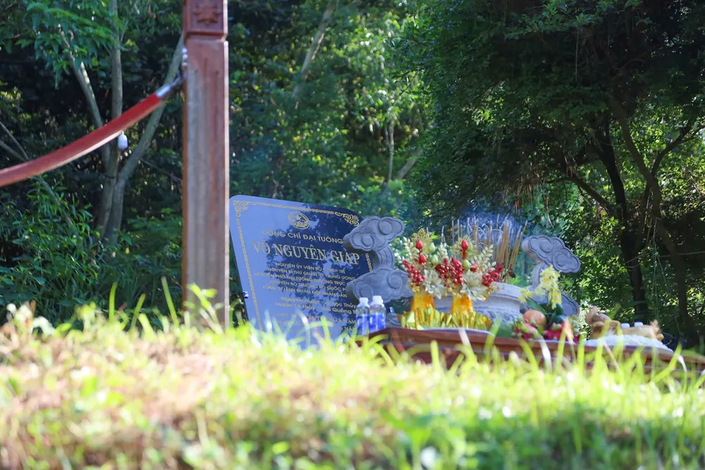Phần mộ của Đại tướng Võ Nguyên Giáp nằm sát bên cạnh phần mộ của bà Đặng Bích Hà. Ảnh: B.T 7.jpg