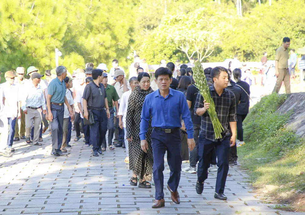 Đông đảo người dân đến viếng tại lễ an táng phu nhân Đại tướng Võ Nguyên Giáp ở Vũng Chùa-Đảo Yến. Ảnh: B.T 8.jpg