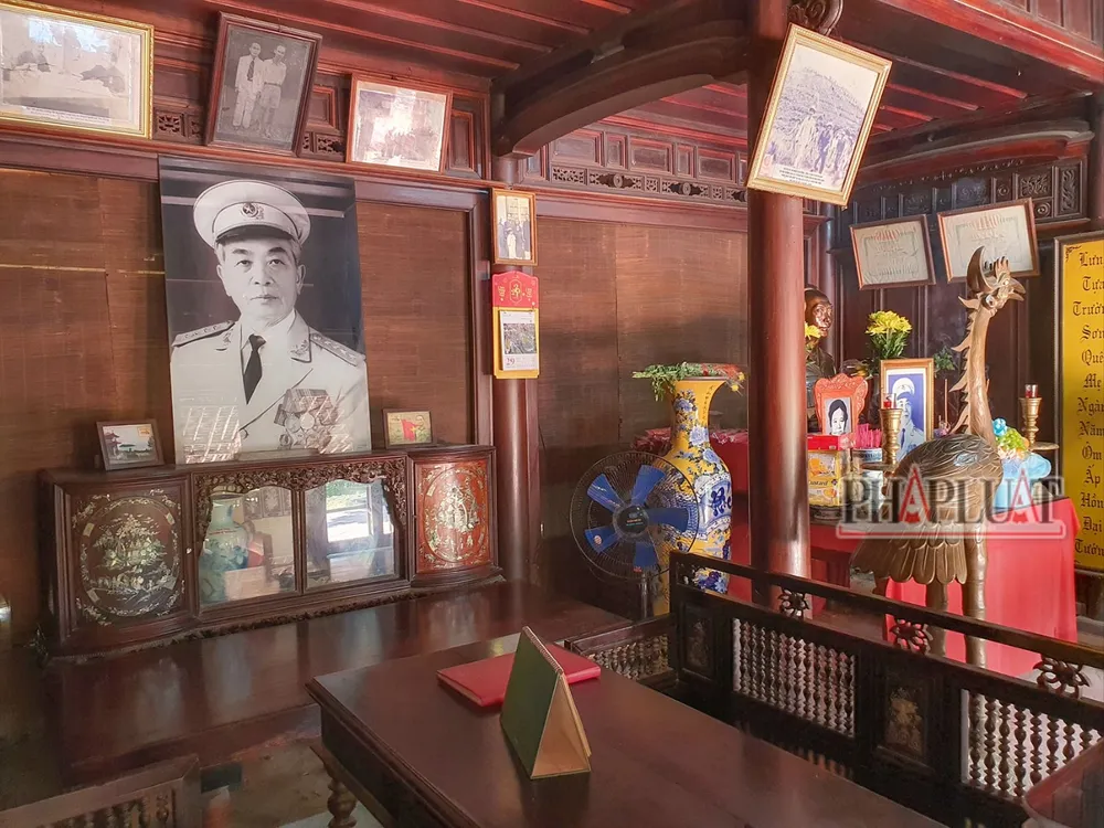 Không gian bên trong căn Nhà lưu niệm Đại tướng Võ Nguyên Giáp tại xã Lộc Thủy, huyện Lệ Thủy, tỉnh Quảng Bình. Ảnh: B.THIÊN Di-anh-phu-nhan-Dai-tuong-Vo-Nguyen-Giap-o-que-nha-Quang-Binh (2).jpg