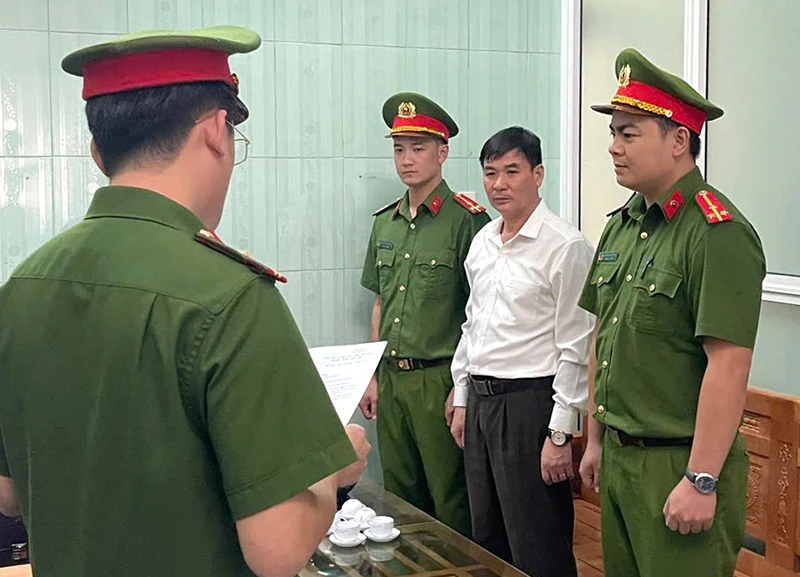 Quảng Bình: Làm giả hồ sơ xin cấp đất, nguyên Chủ tịch và địa chính xã bị bắt