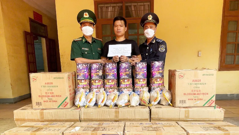 Dương bị lực lượng chức năng bắt giữ khi vận chuyển hơn nửa tấn pháo hoa nổ qua Cửa khẩu quốc tế Cha Lo. Ảnh: BĐBP Bắt giữ tài xế vận chuyển hơn nửa tấn pháo hoa nổ từ Lào về Việt Nam