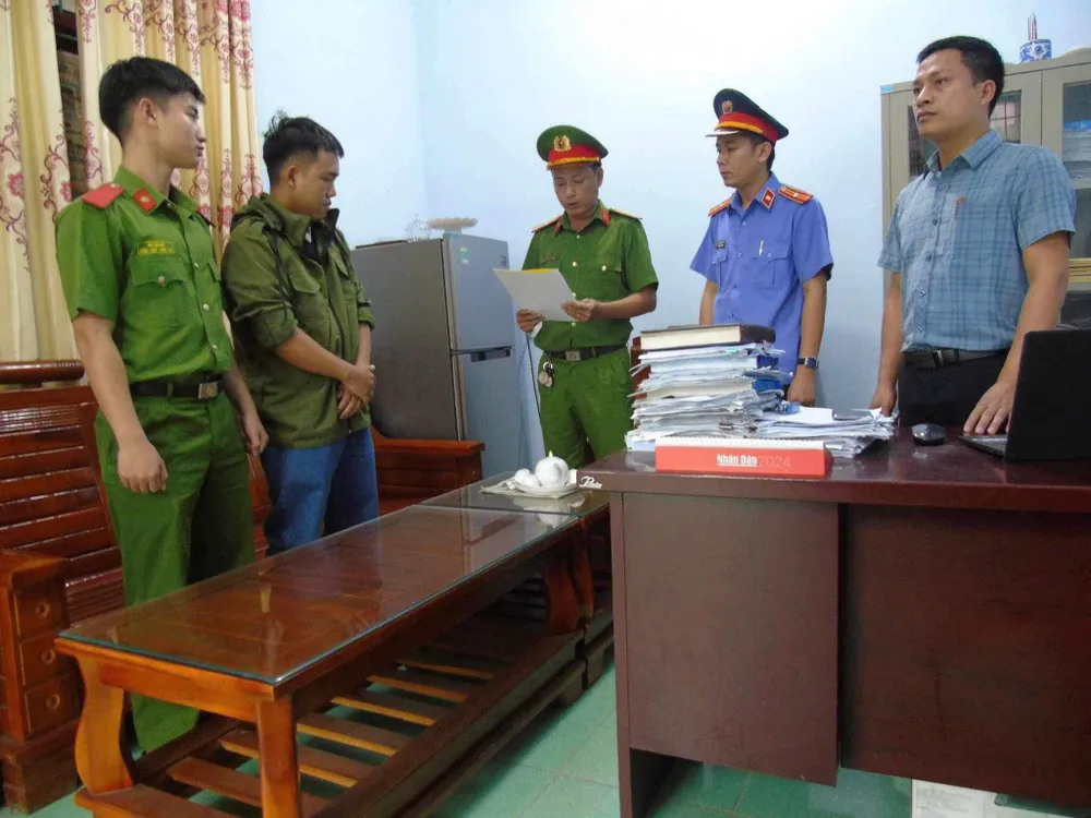 ‘Ôm’ tiền thu hộ của công ty để tiêu xài, Trưởng bưu cục bị khởi tố