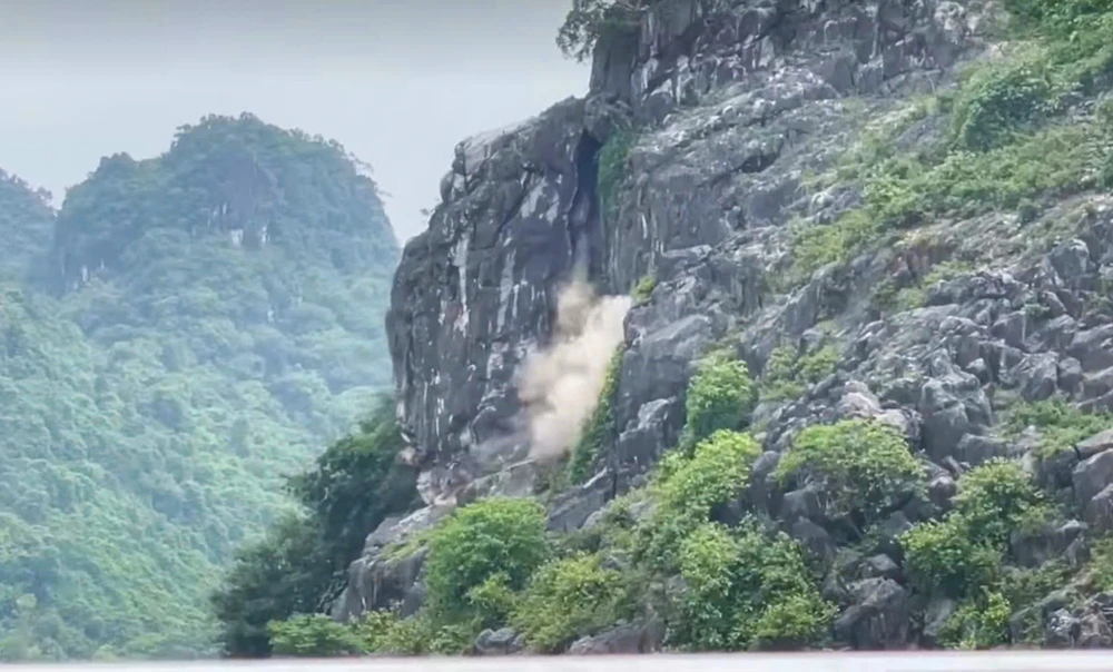 Đặt mìn nổ khối đá vôi 300 tấn đang nứt toác ở Phong Nha-Kẻ Bàng