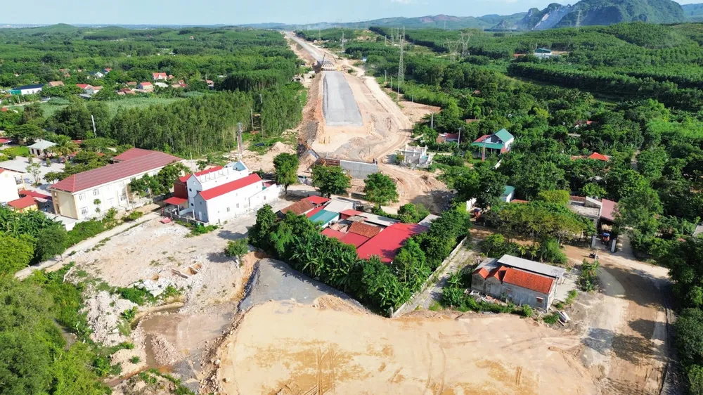 Vị trí thửa đất của gia đình ông H và bà T cùng các con trên trục cao tốc Bắc-Nam đoạn qua huyện Lệ Thủy. Ảnh: CTV Quảng Bình: Người dân tự nguyện di dời, bàn giao mặt bằng cho cao tốc Bắc-Nam trước giờ cưỡng chế