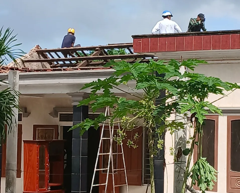 Người dân tự nguyện tháo dỡ, di dời tài sản, bàn giao mặt bằng thực hiện dự án. Ảnh: CTV thao-do-di-doi-cao-toc-bac-nam.jpg