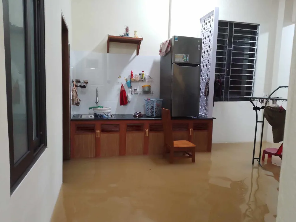 Người dân tại xã Liên Thủy chủ động kê cao đồ đạc tránh bị nước lũ nhấn chìm trong đêm. Ảnh: B.T 462544298_1069672577693928_8365028697461470520_n.jpg
