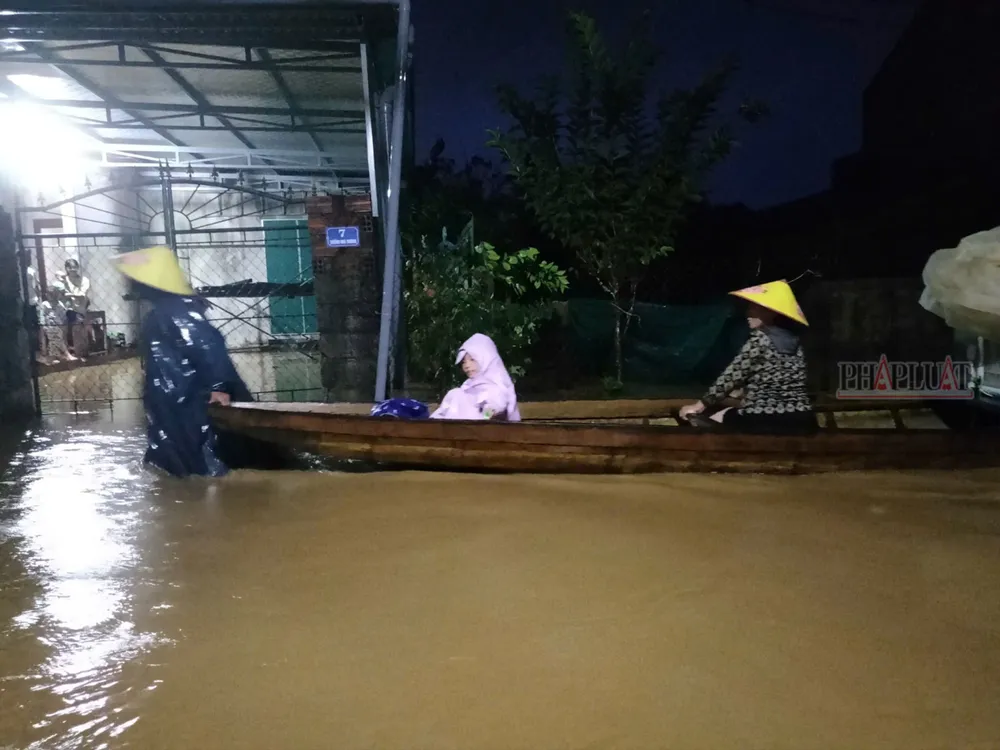 Người dân tại xã An Thủy, huyện Lệ Thủy phải di chuyển bằng thuyền trong tối ngày 27-10. Ảnh: B.T z5973279865626_0d548b0c1e34afe9a1300e33c778036e.jpg