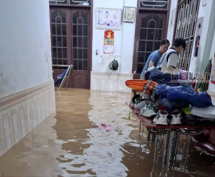 Một hộ dân sống ở đường Phan Đình Phùng, TP Đồng Hới hối hả chạy lũ trong đêm. Ảnh: CTV z5973312375392_f2b0d7126a1fb7a8a9335ccfe4950df5.jpg