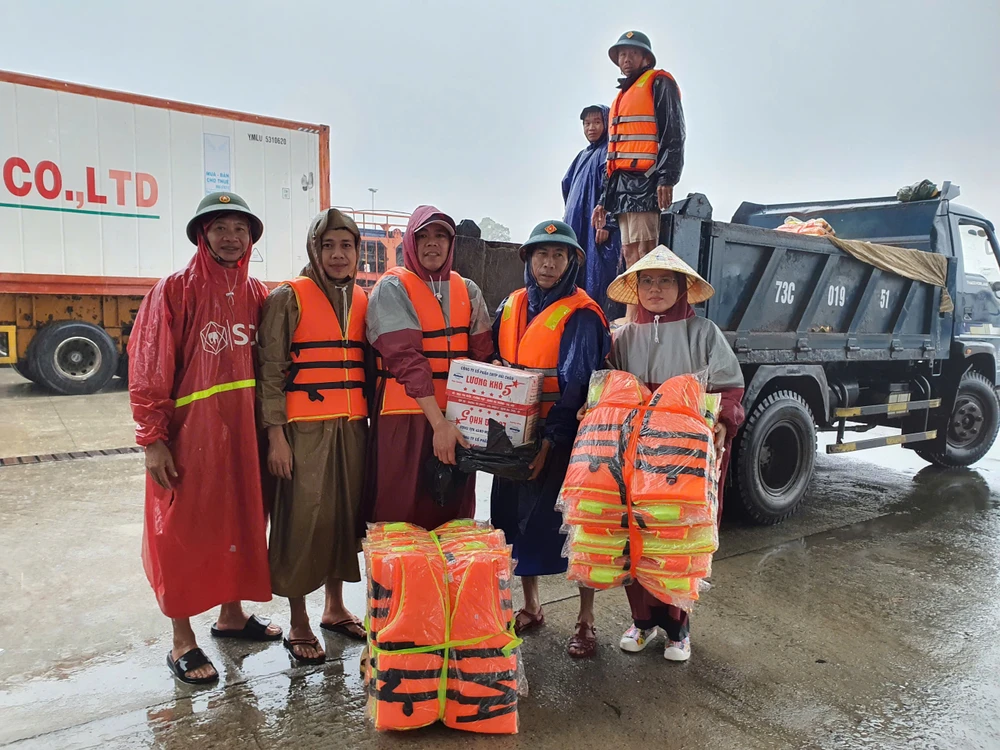 Gom áo phao, đèn pin và nước uống hỗ trợ người dân vùng lũ Quảng Bình