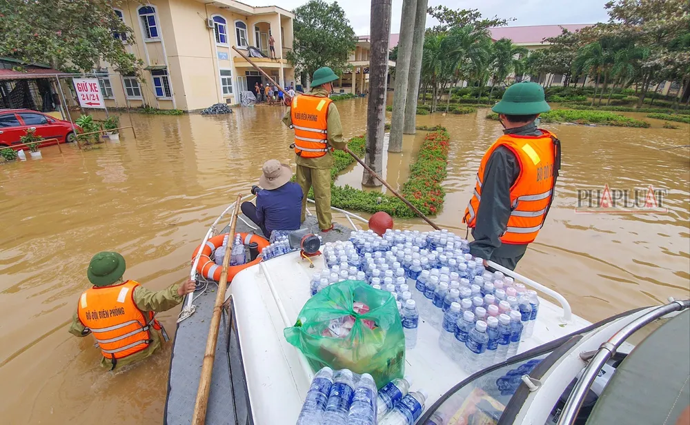 nguoi-dan-vung-lu-quang-binh-thieu-nuoc (3).jpg