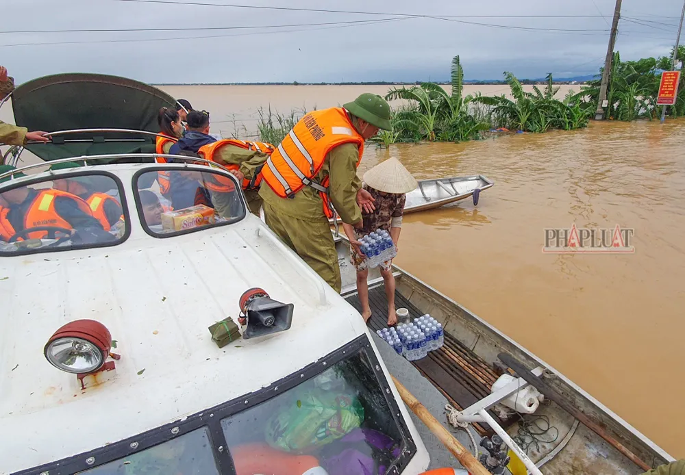 nguoi-dan-vung-lu-quang-binh-thieu-nuoc (4).jpg