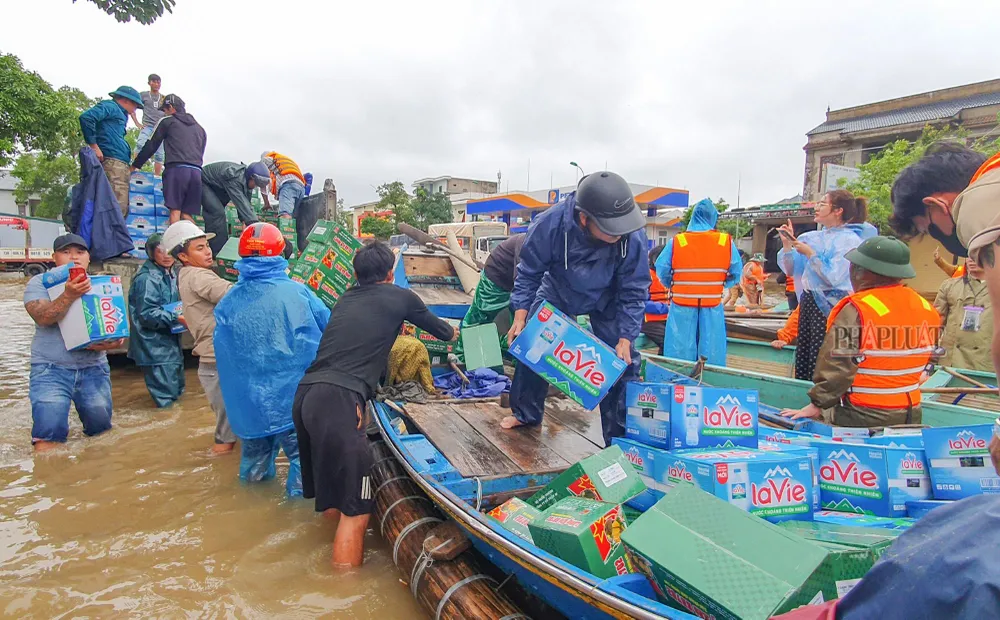Người dân vùng lũ Quảng Bình thiếu nước sạch giữa biển mênh mông biển nước