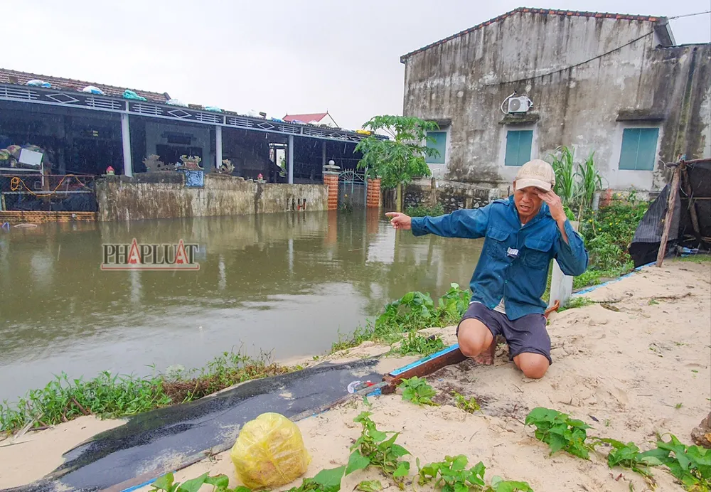 Người dân vùng lũ Quảng Bình bất đắc dĩ dựng chòi ở tạm trên QL1A