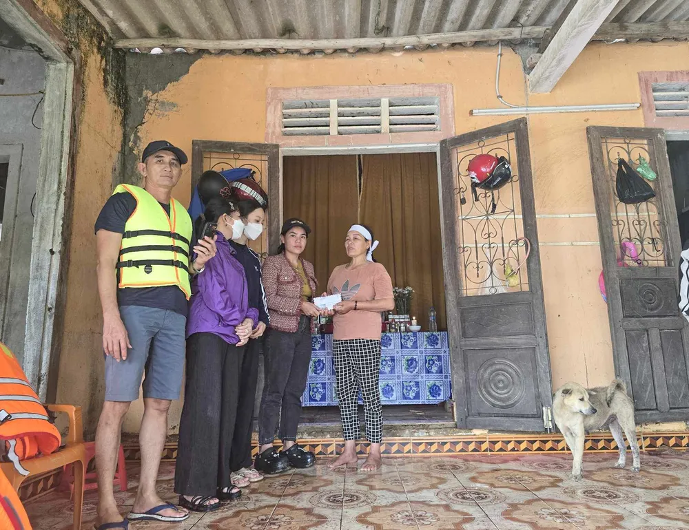 Một nhóm thiện nguyện tại Quảng Bình đến động viên, hỗ trợ gia đình 12 triệu đồng. Ảnh: B.T hai-chau-be-sinh-doi.jpg