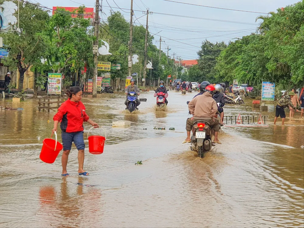 Người dân Quảng Bình tất bật dọn bùn ngay khi lũ rút