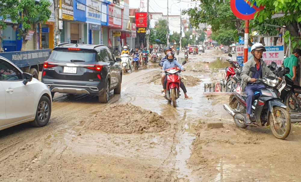 Lượng bùn khổng lồ bủa vây nhiều tuyến đường ở ‘rốn lũ’ Lệ Thủy