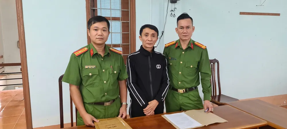 Người đàn ông 50 tuổi ở Quảng Bình ra đầu thú sau 10 năm trốn lệnh truy nã