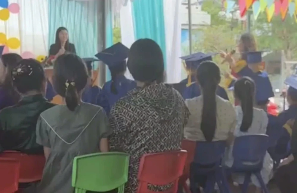 Kỷ luật Hiệu trưởng ngăn cản trưởng hội phụ huynh nói về những khuất tất trong lễ tổng kết