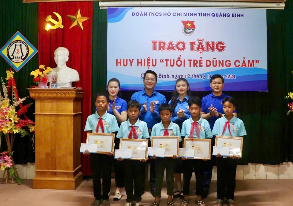 trao-huy-hieu-tuoi-tre-dung-cam.jpg
