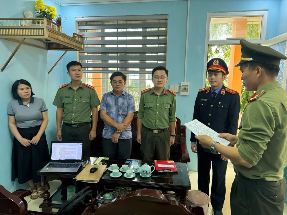 Hàng loạt lãnh đạo Ban quản lý ở Quảng Bình liên quan đến đại án cây xanh bị bắt