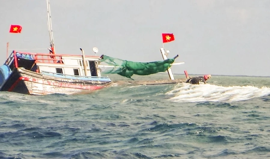 Tàu cá bị sóng đánh chìm, 14 ngư dân bơi lênh đênh trên biển