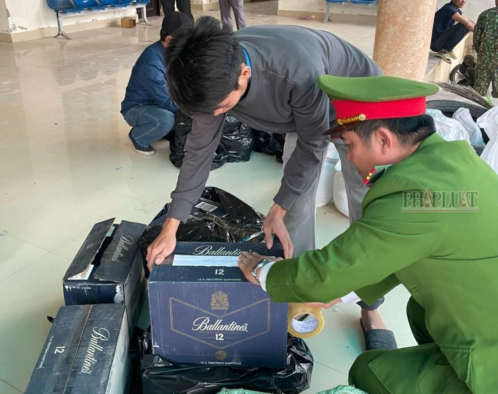 Đang chở gần 1.600 chai rượu ngoại nhập lậu ra Hà Nội tiêu thụ thì bị bắt