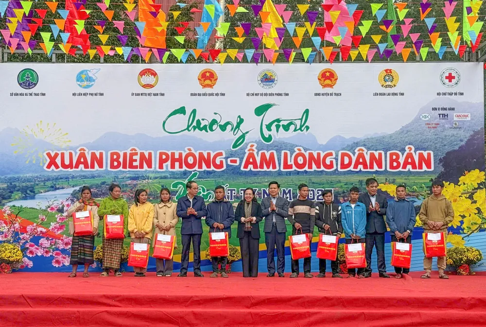 Tặng hơn 1.000 suất quà Tết cho bà con đồng bào Ma Coong ở Quảng Bình