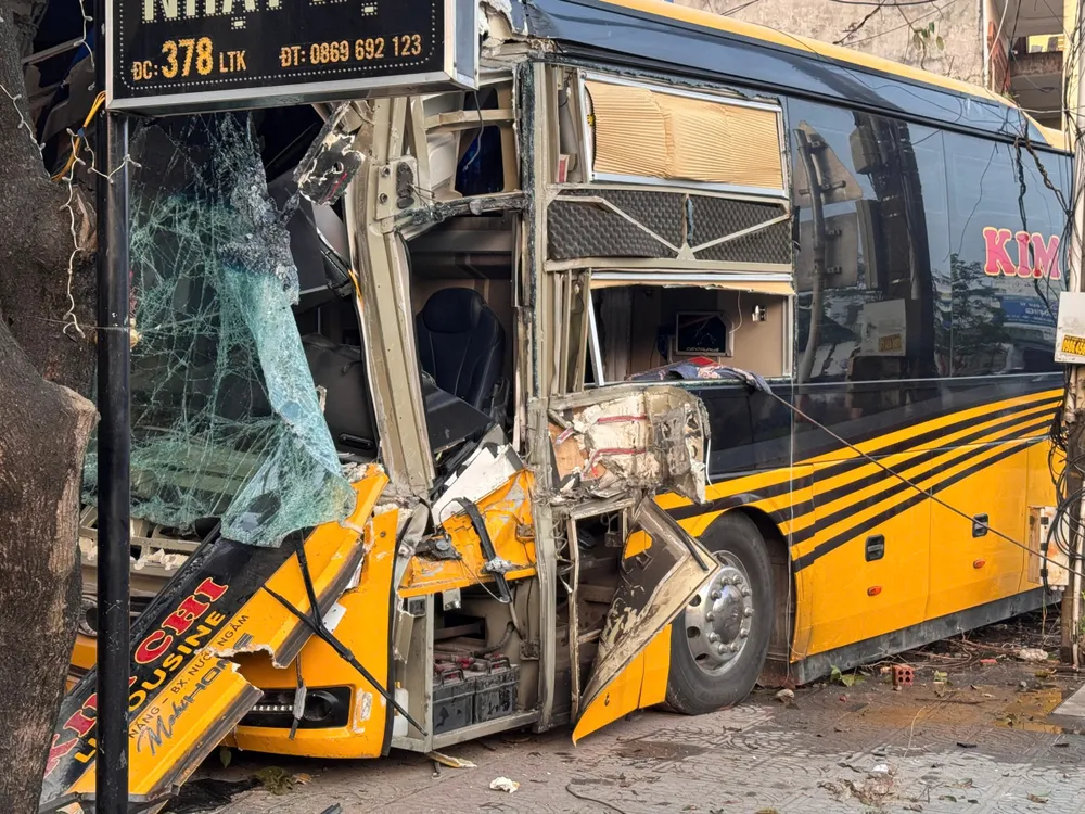 Xe ô tô khách đâm vào nhà dân trên Quốc lộ 1A ở Quảng Bình