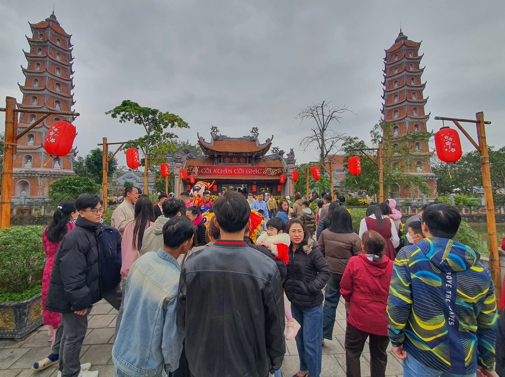 Dòng người tấp nập đến ngôi chùa cổ hơn 720 năm ở Quảng Bình ngày đầu năm