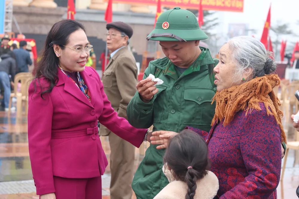 Cụ bà 80 tuổi đội mưa tiễn cháu vừa tốt nghiệp đại học lên đường nhập ngũ