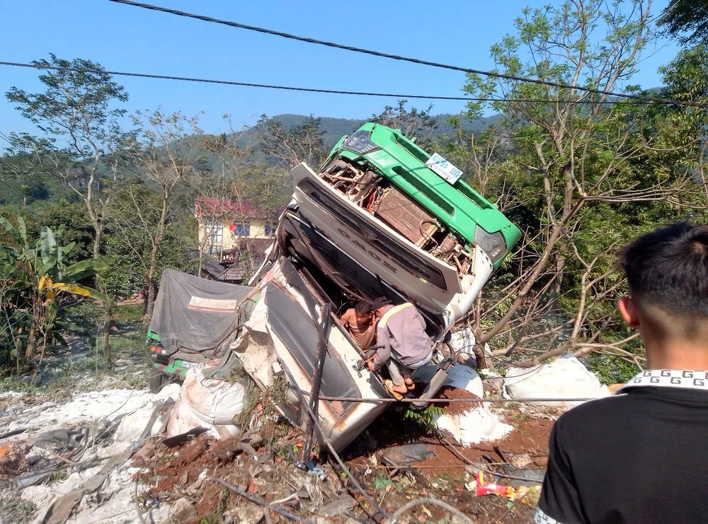 Xe đầu kéo lao ra khỏi làn đường, lật ngửa trên tuyến Quốc lộ 12A