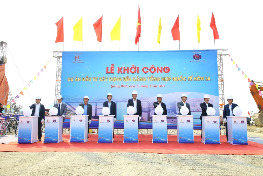 Quảng Bình khởi công xây dựng dự án bến cảng tổng hợp quốc tế Hòn La gần 2.300 tỉ đồng. Ảnh: B.T Quảng Bình khởi công xây dựng dự án bến cảng tổng hợp quốc tế gần 2.300 tỉ đồng