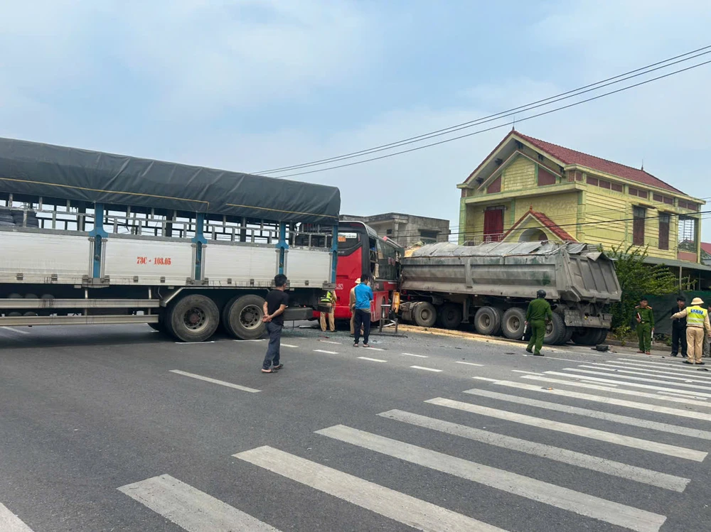 Hiện trường vụ tai nạn liên hoàn trên Quốc lộ 1A qua xã Đồng Trạch, huyện Bố Trạch (Quảng Bình) làm 8 người bị thương. Ảnh: CTV Tai nạn liên hoàn trên Quốc lộ 1A qua Quảng Bình, 8 người bị thương