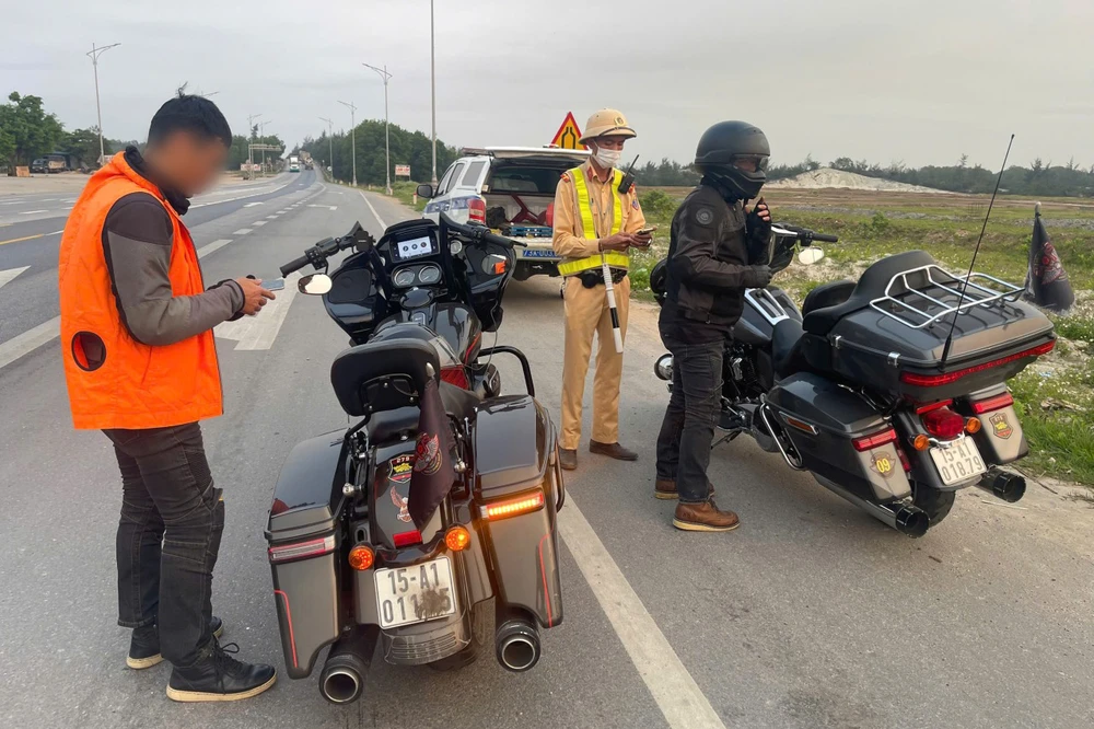 Lực lượng CSGT đón dừng nhóm thanh niên đi xe phân phối lớn để kiểm tra, xử lý. Ảnh: PC08 Mật phục bắt nhóm thanh niên đi xe phân khối lớn náo loạn quốc lộ 1A