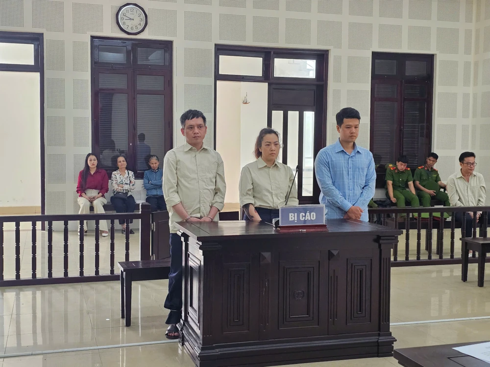 Làm giả thị thực ‘qua mặt’ Đại sứ quán, 3 bị cáo lãnh án tù