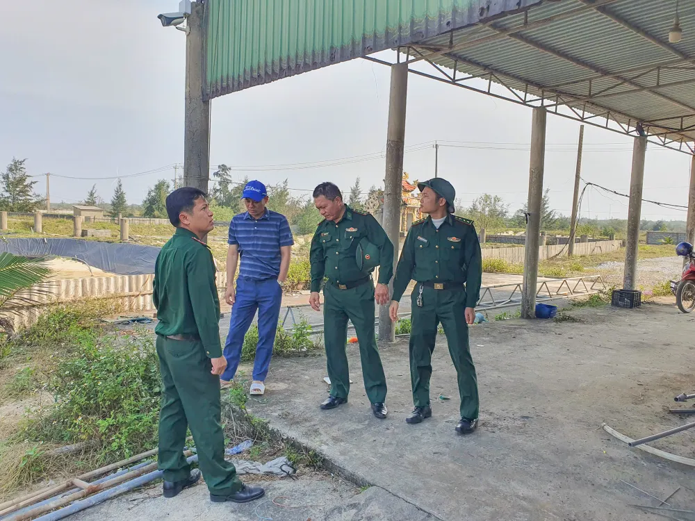 Trung tá Phan Quang Thành, Đồn trưởng Đồn biên phòng Nhật Lệ (thứ nhất bên trái sang) tuyên truyền, giải thích cho người dân bị ảnh hưởng nhằm có tiếng nói chung để dự án được triển khai thông suốt. Ảnh: B.T du-an-duong-ven-bien-quang-binh (4).jpg