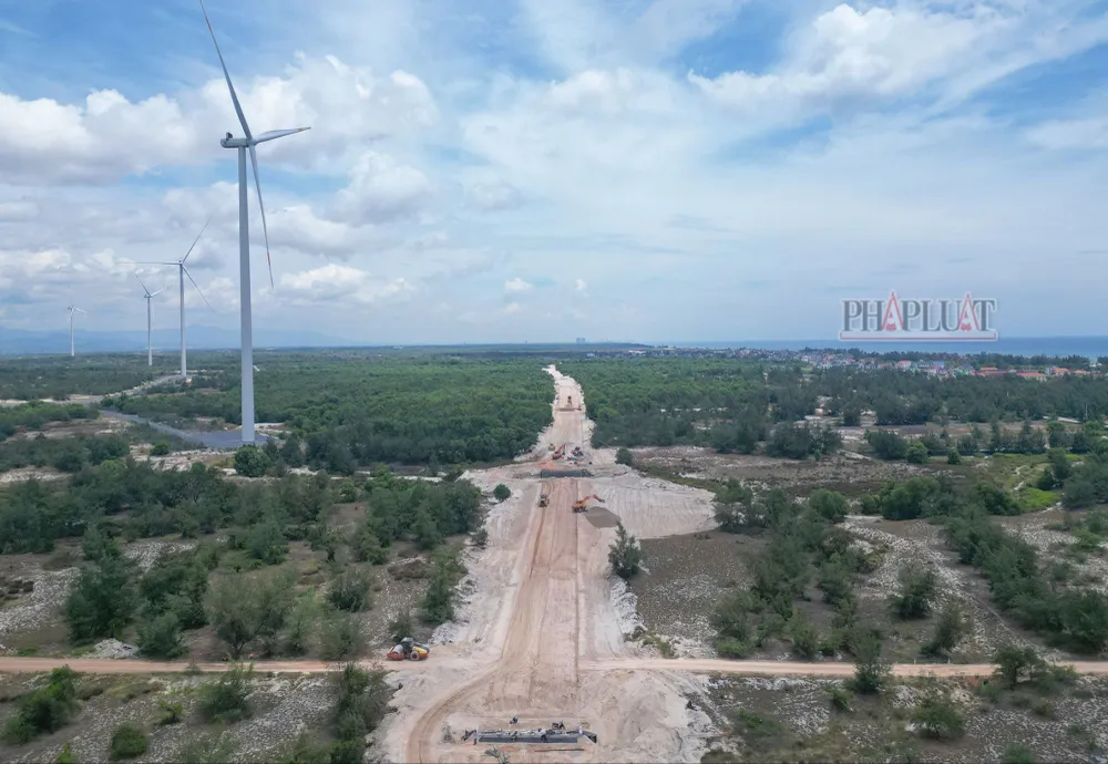 Tuyến đường ven biển được kỳ vọng sẽ góp phần thúc đẩy, tạo sự đột phá để phát triển kinh tế - xã hội của tỉnh Quảng Bình khi hoàn thành. Ảnh: B.T Quảng Bình quyết gỡ 'nút thắt' mặt bằng cho tuyến đường ven biển gần 2.200 tỉ