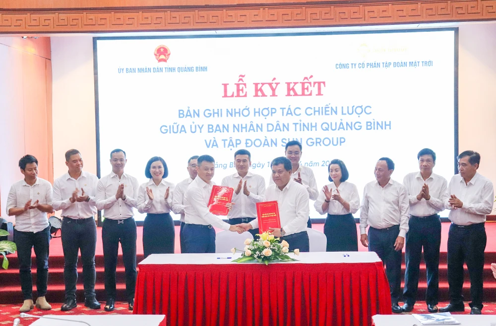 Tỉnh Quảng Bình và Tập đoàn Sun Group vừa ký kết bản ghi nhớ hợp tác chiến lược đầu tư phát triển. Ảnh: H.A tap-doan-sun-group-ky-ket-ban-ghi-nho-hop-tac-chien-luoc (1).jpg