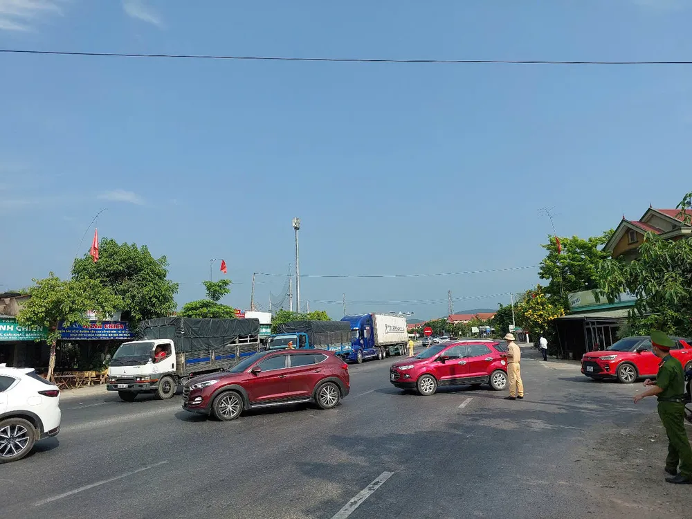 Quốc lộ 1A qua cầu Gianh ở Quảng Bình tắc gần 1km