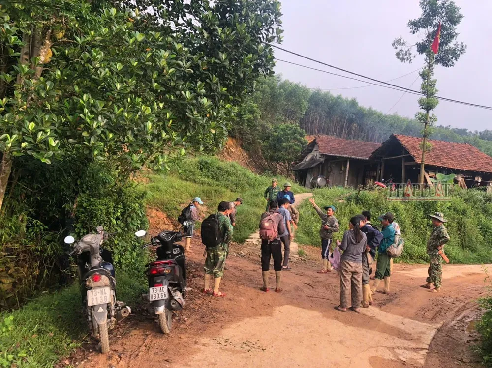 Chính quyền địa phương đang triển khai lực lượng cùng người dân vào rừng tìm kiếm anh Hiệu. Ảnh: Văn Sơn Vào rừng tìm mật ong, người đàn ông bặt vô âm tính suốt 2 ngày