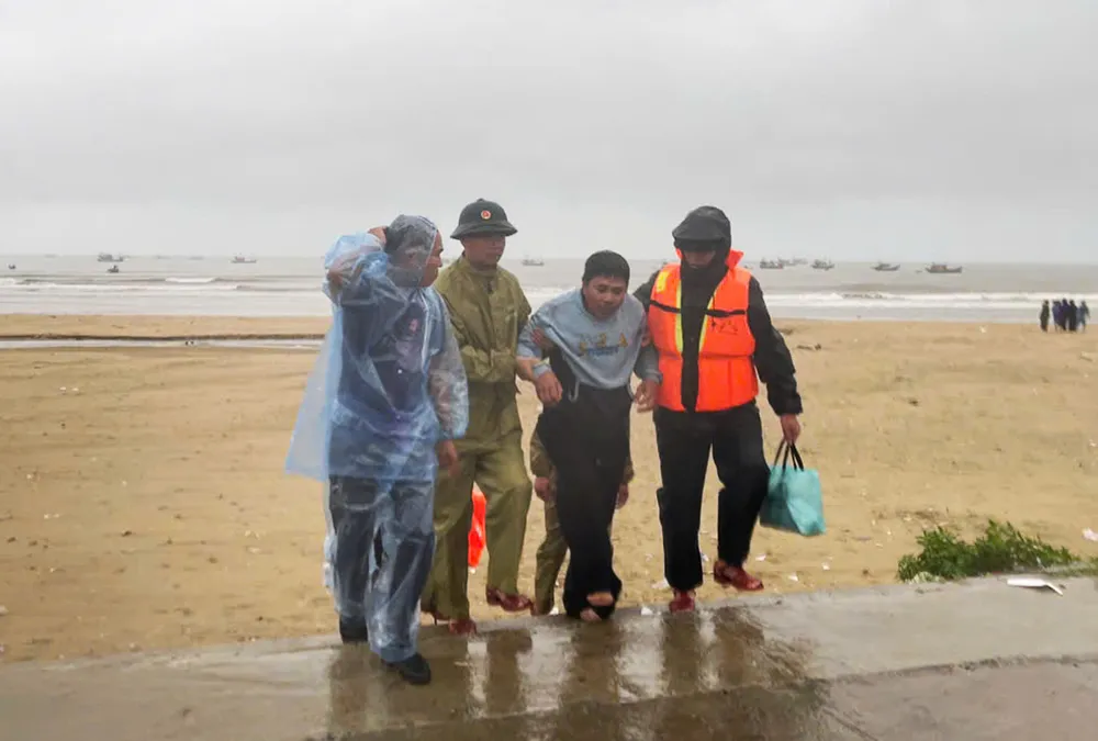 Tàu chở gần 5.000 tấn than chìm trên biển, 10 thuyền viên mất tích