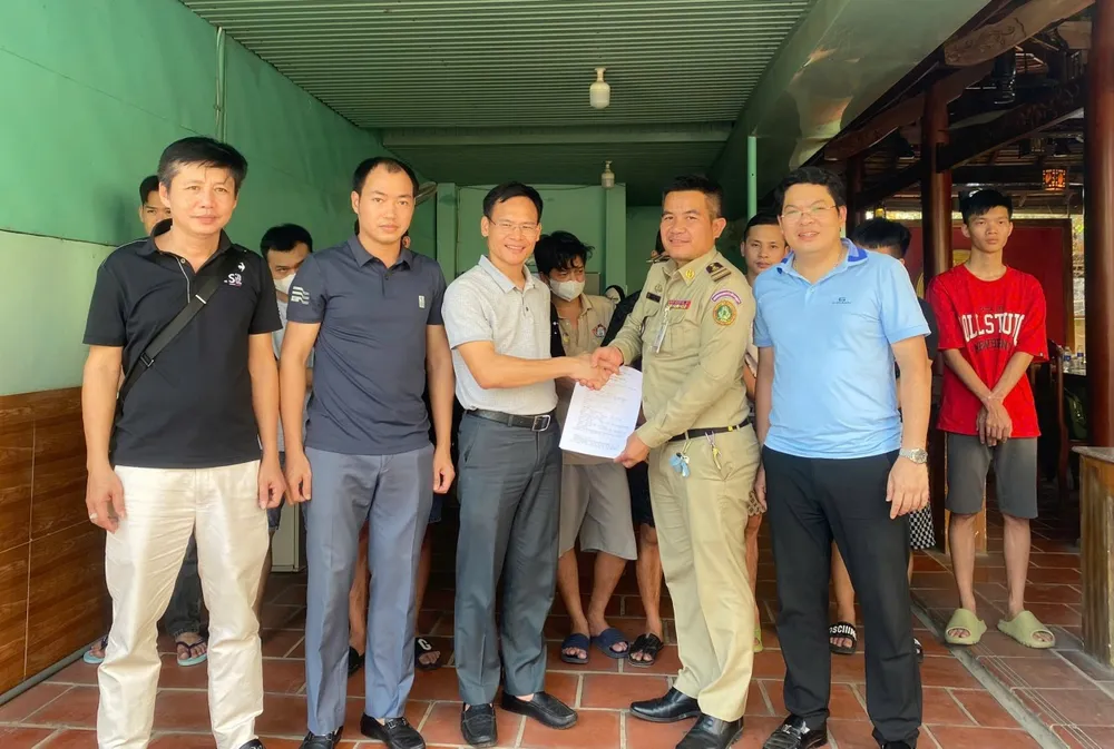 Lực lượng chức năng Campuchia phối hợp đấu tranh và bàn giao những người liên quan trong chuyên án. Ảnh: CA tong-tien-qua-mang (3).jpg