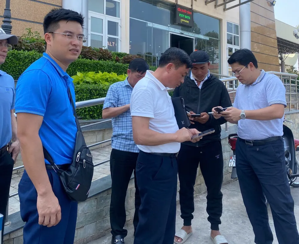 Đại tá Lê Văn Hóa, Phó Giám đốc Công an tỉnh, Thủ trưởng Cơ quan An ninh điều tra, Trưởng Ban chuyên án (người mặc áo trắng) trực tiếp có mặt tại Campuchia chỉ đạo phá án. Ảnh: CA Triệt phá đường dây tống tiền qua mạng có 'sào huyệt' ở Campuchia