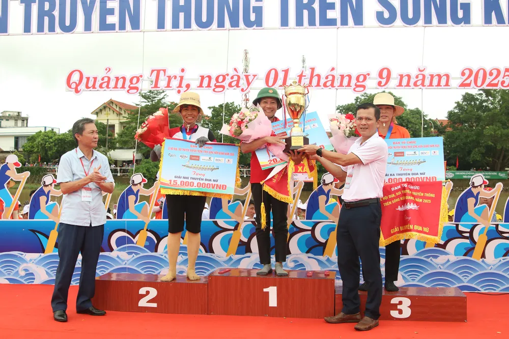 Tet-doc-lap-dua-boi-thuyen-tren-song-Kien-Giang (12).JPG
