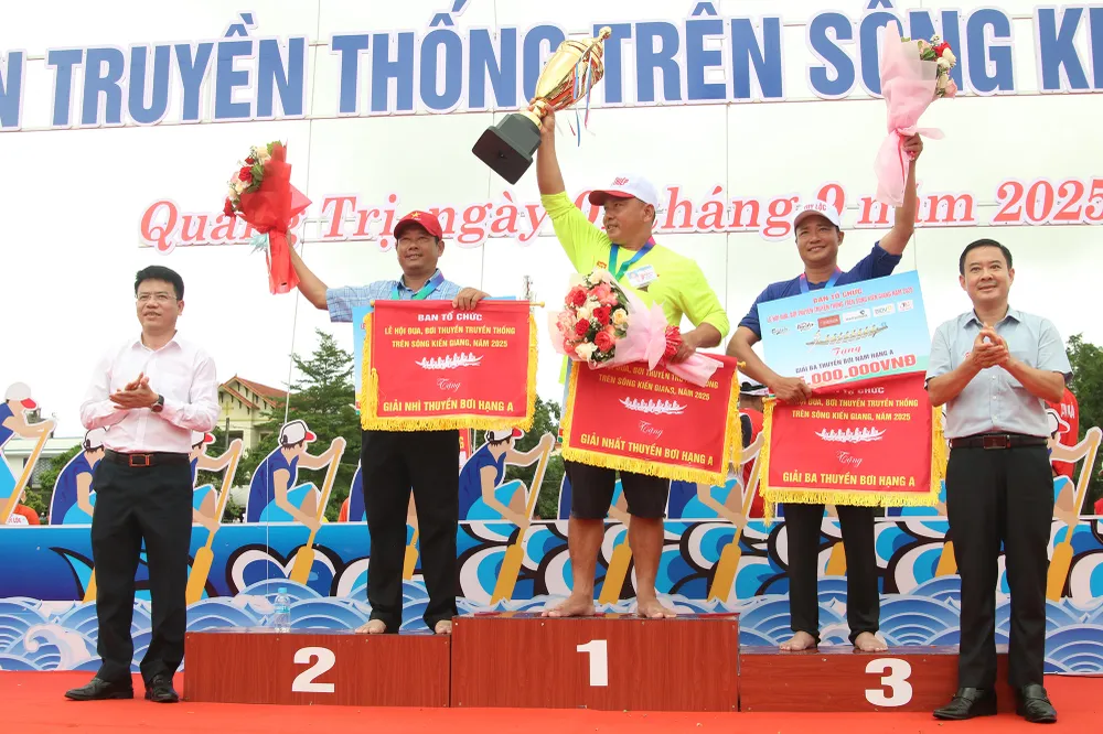 Tet-doc-lap-dua-boi-thuyen-tren-song-Kien-Giang (14).JPG