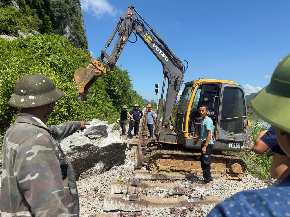 Thông tuyến đường sắt Bắc-Nam sau vụ sạt lở đá làm xô lệch đường ray